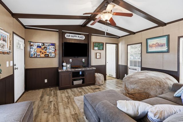 543 Hickory Ave, Rockport, TX 78382