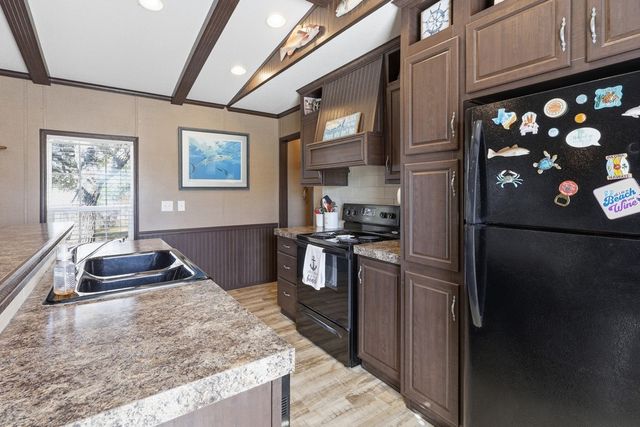 543 Hickory Ave, Rockport, TX 78382