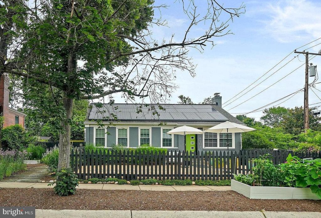 6101 SWANSEA ST, Bethesda, MD 20817