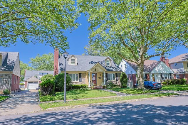42 Beechwood Lane, North New Hyde Park, NY 11040