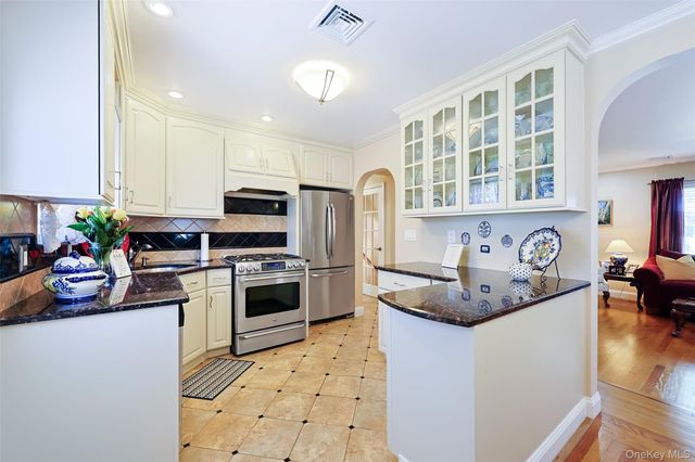 42 Beechwood Lane, North New Hyde Park, NY 11040