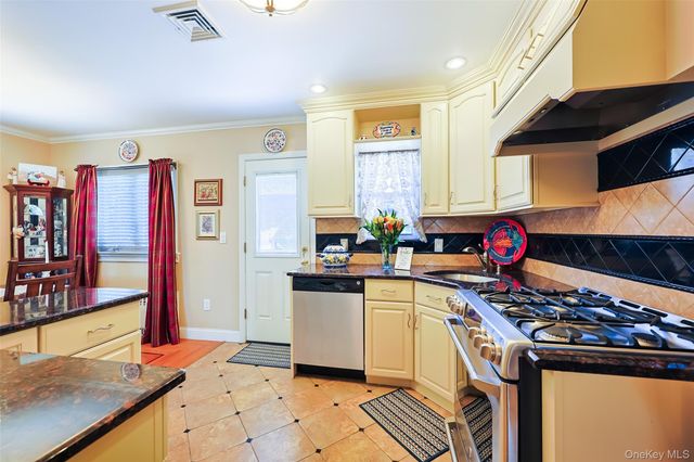 42 Beechwood Lane, North New Hyde Park, NY 11040
