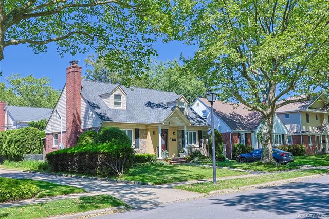 42 Beechwood Lane, North New Hyde Park, NY 11040