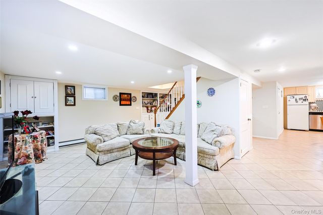 42 Beechwood Lane, North New Hyde Park, NY 11040