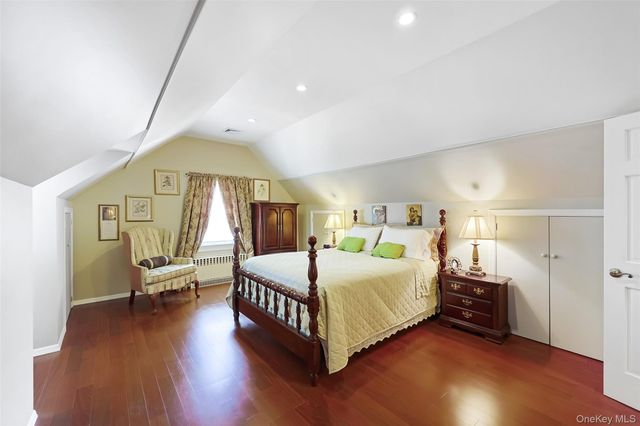 42 Beechwood Lane, North New Hyde Park, NY 11040