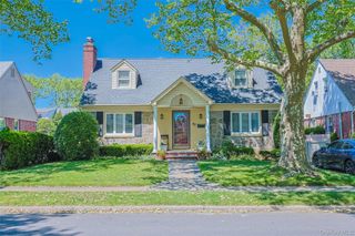 42 Beechwood Lane, North New Hyde Park, NY 11040