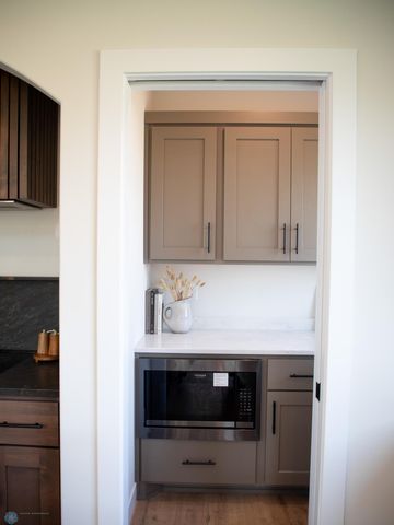 3606 Decorah Way S, Fargo, ND 58104