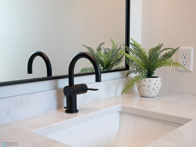 3606 Decorah Way S, Fargo, ND 58104