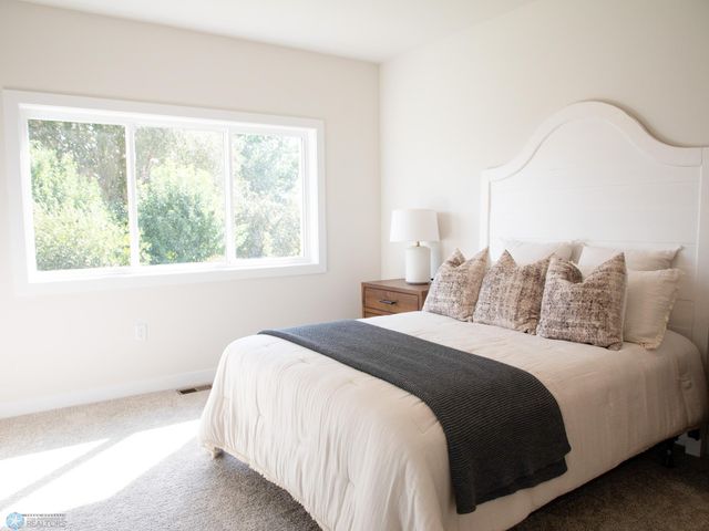 3606 Decorah Way S, Fargo, ND 58104