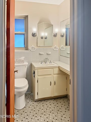 2335 Pemberton Drive, Toledo, OH 43606
