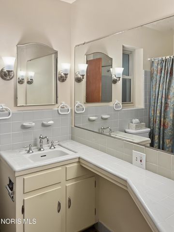 2335 Pemberton Drive, Toledo, OH 43606