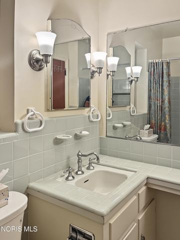 2335 Pemberton Drive, Toledo, OH 43606