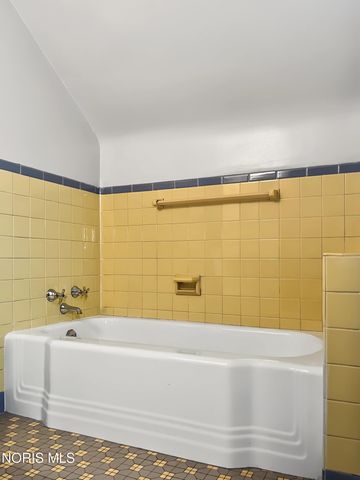 2335 Pemberton Drive, Toledo, OH 43606
