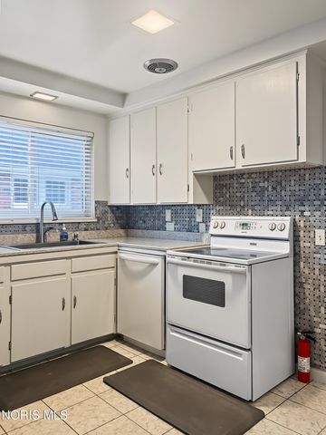 2335 Pemberton Drive, Toledo, OH 43606