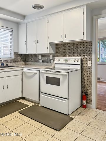 2335 Pemberton Drive, Toledo, OH 43606