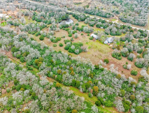 5100 Wood Duck DR, Flatonia, TX 78959