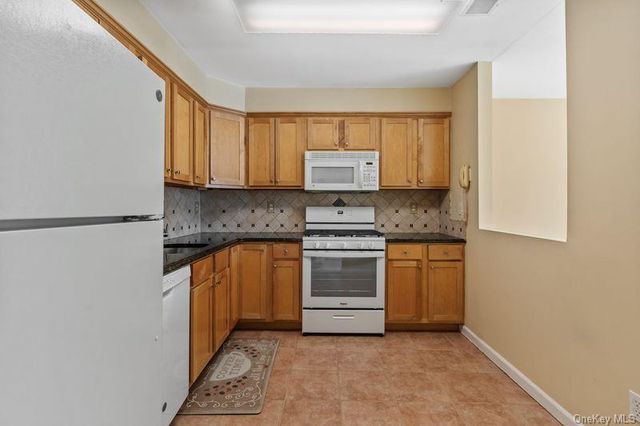 355 Old Tarrytown Road 206, White Plains, NY 10603