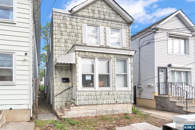 88 Komorn, Newark, NJ 07105