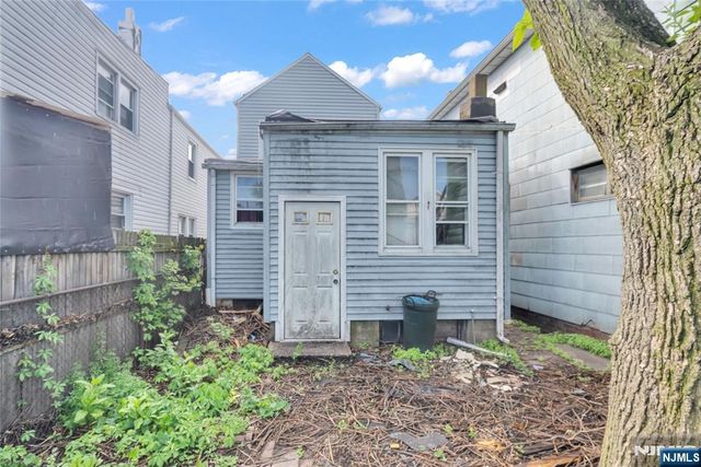 88 Komorn, Newark, NJ 07105