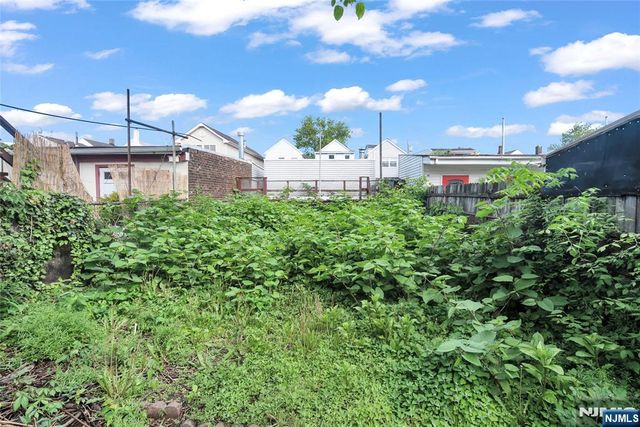 88 Komorn, Newark, NJ 07105