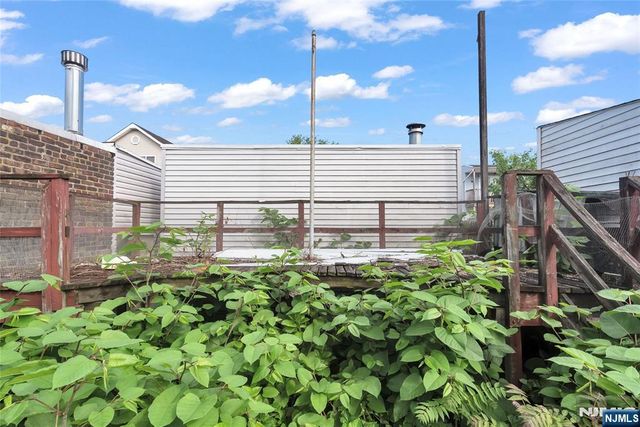 88 Komorn, Newark, NJ 07105