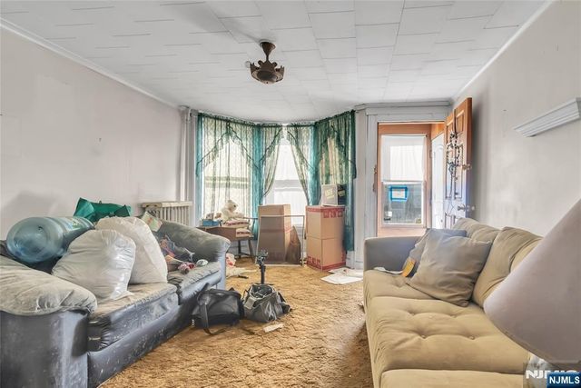 88 Komorn, Newark, NJ 07105