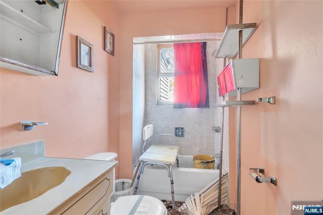 88 Komorn, Newark, NJ 07105