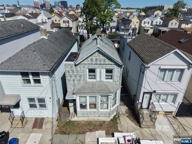 88 Komorn, Newark, NJ 07105