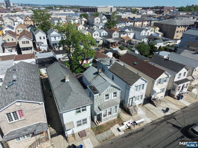 88 Komorn, Newark, NJ 07105