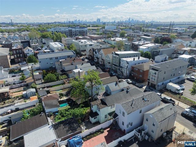 88 Komorn, Newark, NJ 07105