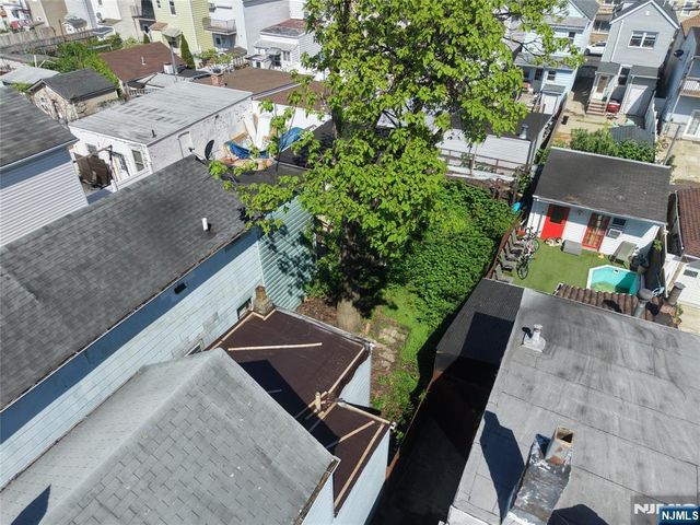 88 Komorn, Newark, NJ 07105