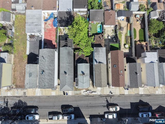 88 Komorn, Newark, NJ 07105