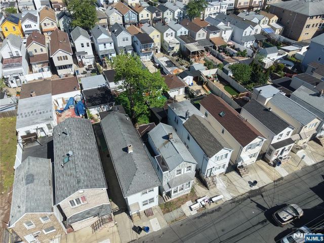 88 Komorn, Newark, NJ 07105