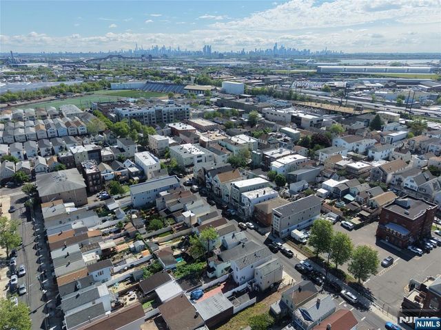 88 Komorn, Newark, NJ 07105