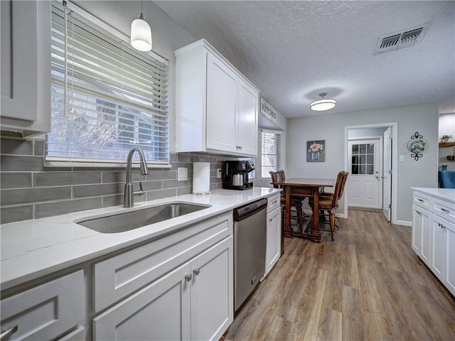 115 Grace Dr, Portland, TX 78374