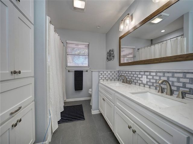 115 Grace Dr, Portland, TX 78374