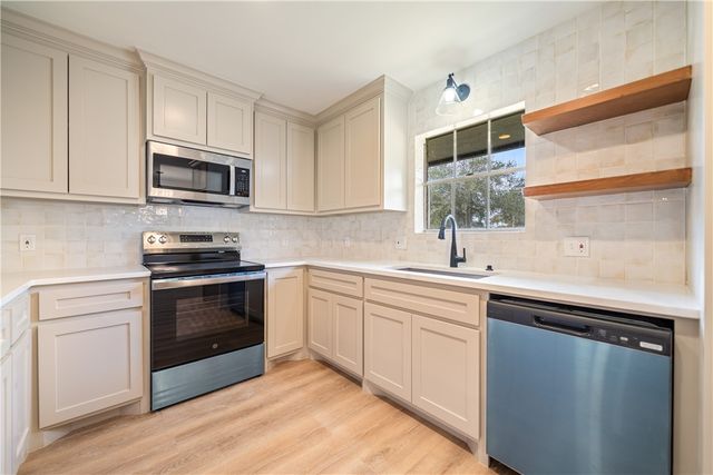 4702 Champions Dr, Corpus Christi, TX 78413