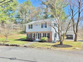 8 Wolf Hill Road, Smithfield, RI 02917