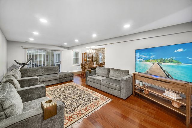 8210 ELMWOOD Street 314, Skokie, IL 60077