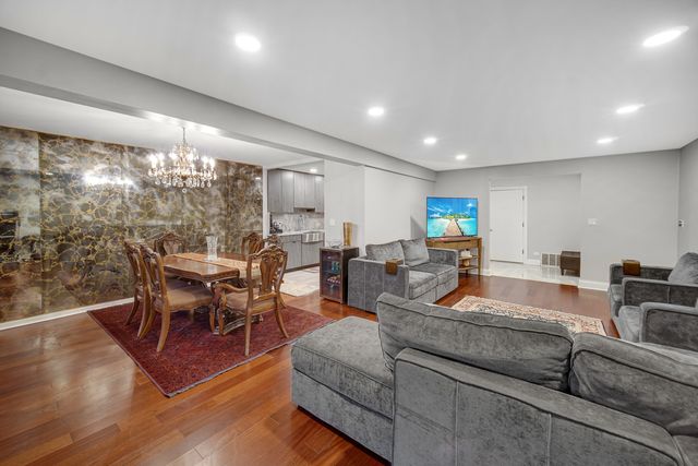 8210 ELMWOOD Street 314, Skokie, IL 60077