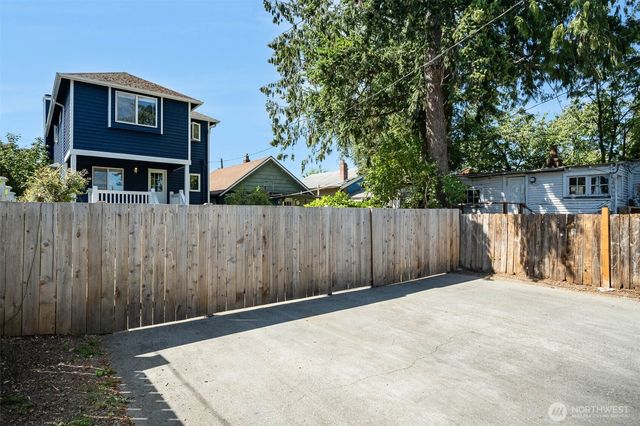 2006 42nd Avenue E, Seattle, WA 98112