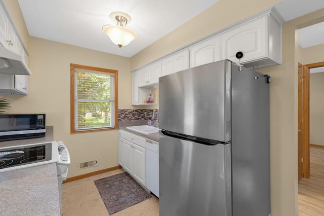 846 Jonathan Drive, Apple Valley, MN 55124
