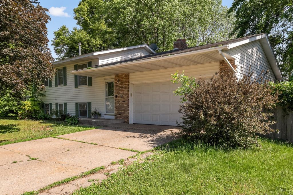 846 Jonathan Drive, Apple Valley, MN 55124