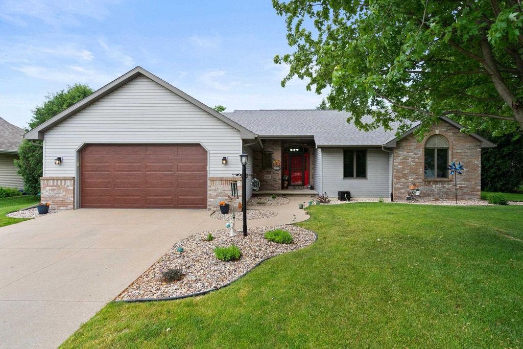 W2585 OAKBROOK COURT, Appleton, WI 54915