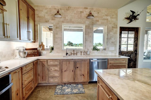 3553 Hunt LN, Waelder, TX 78959