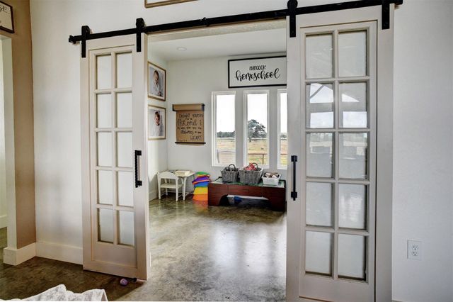 3553 Hunt LN, Waelder, TX 78959