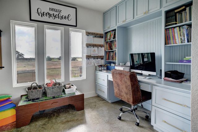 3553 Hunt LN, Waelder, TX 78959