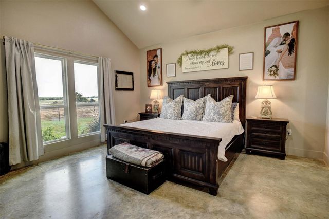 3553 Hunt LN, Waelder, TX 78959