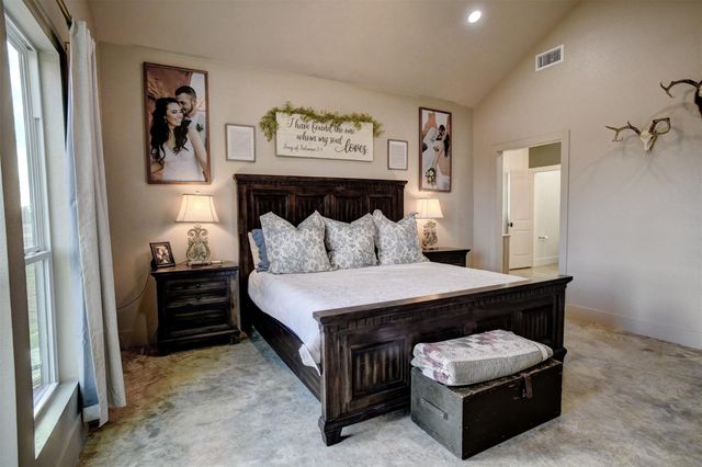 3553 Hunt LN, Waelder, TX 78959