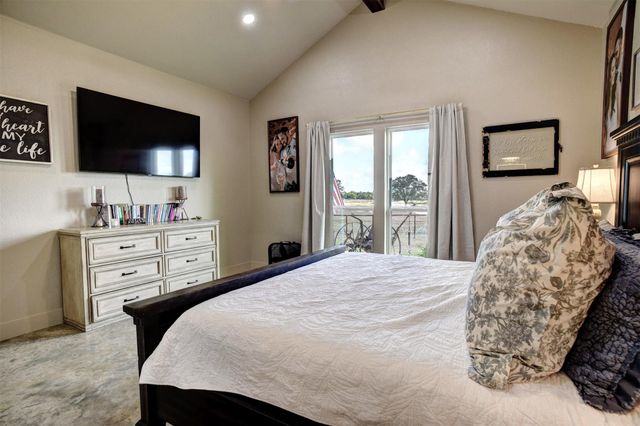 3553 Hunt LN, Waelder, TX 78959